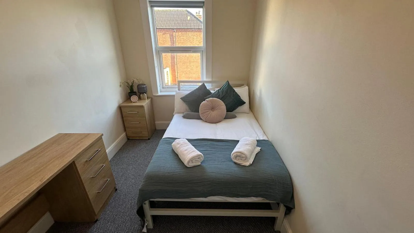 Gloucester House-Near Kingsholm Stadium-5 Bedrooms-On-Road Parking For 2 GLOUCESTERSHIRE United Kingdom